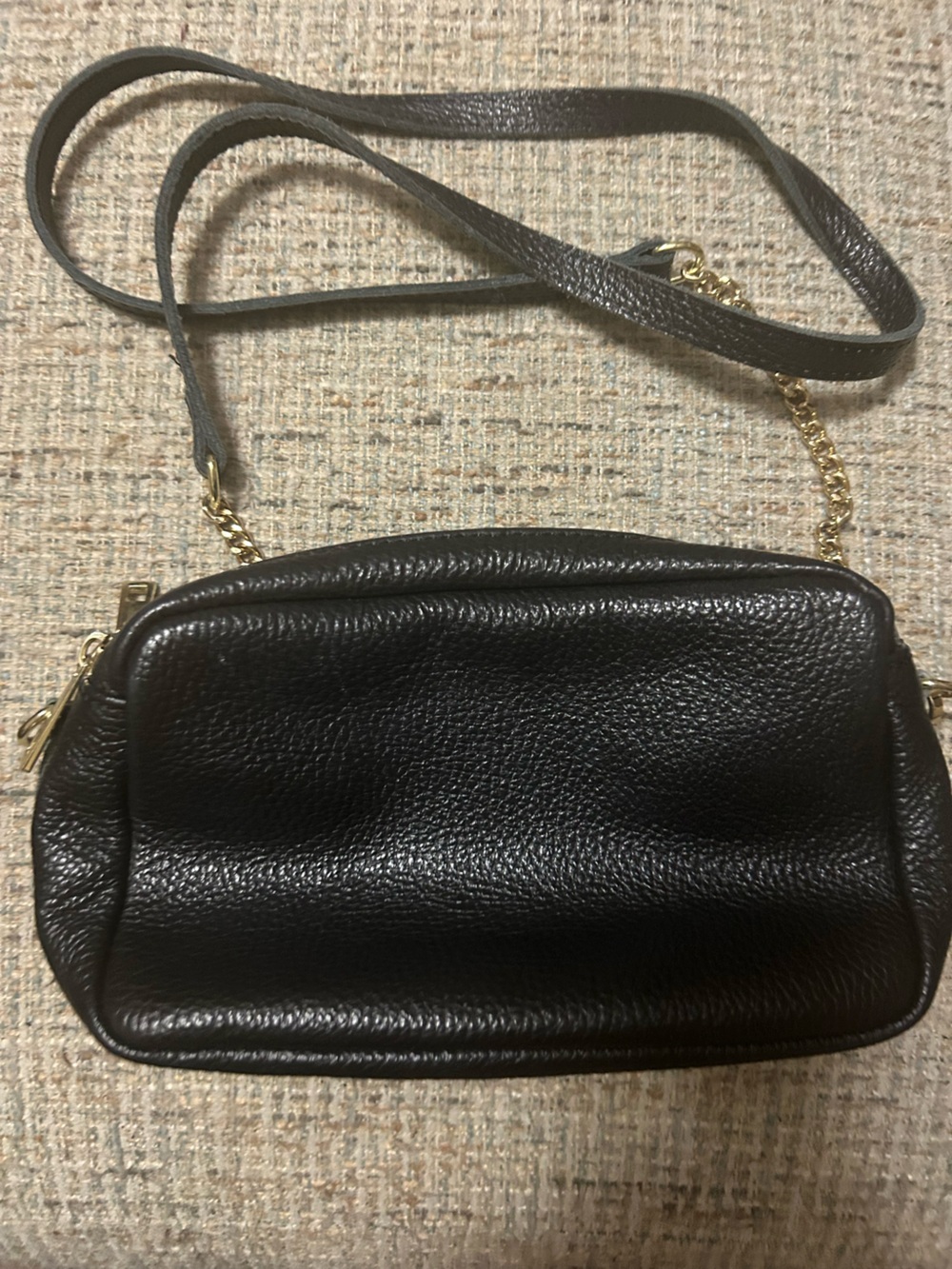 Source Unknown Black Leather Crossbody Bag with Gold Chain Accent